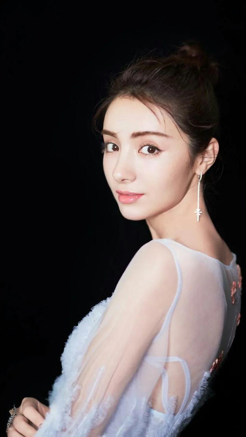 新疆，美丽大地，多彩生活播音稿